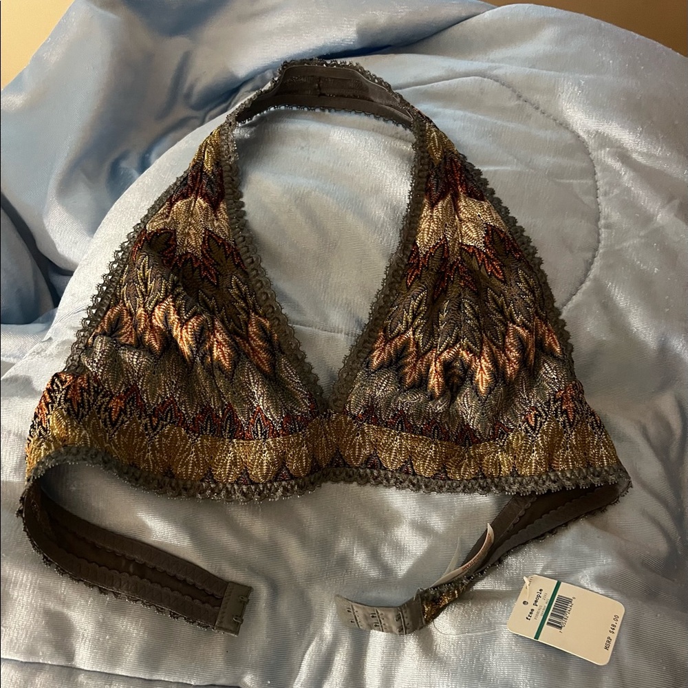 BCBGENERATION Halter top with bra closure in back.XL(fits 32-34C-DD)